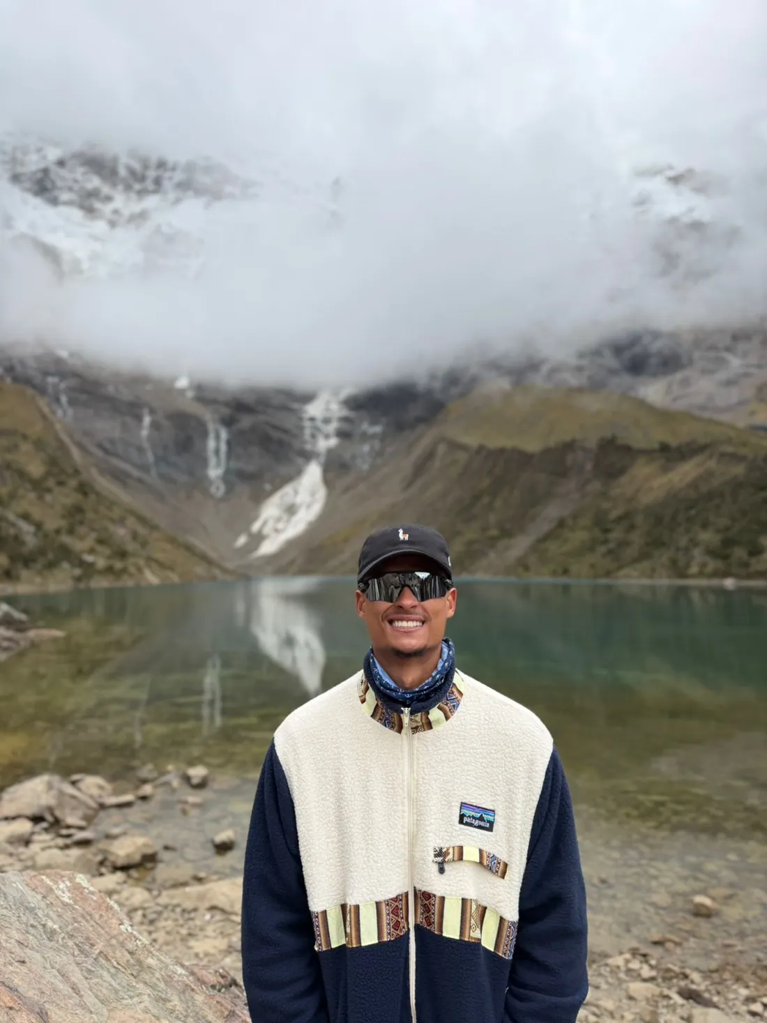 Davi Kodak numa lagoa de montanha